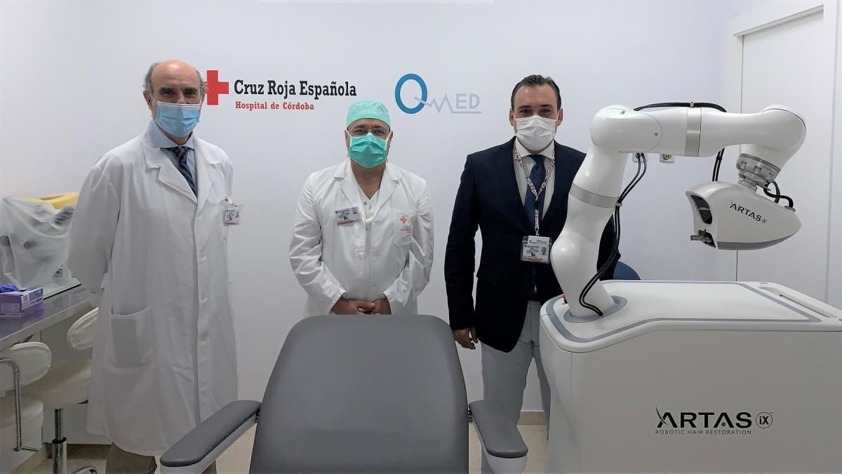 El hospital Cruz Roja de Córdoba incorpora 
la robótica para tratar la alopecia