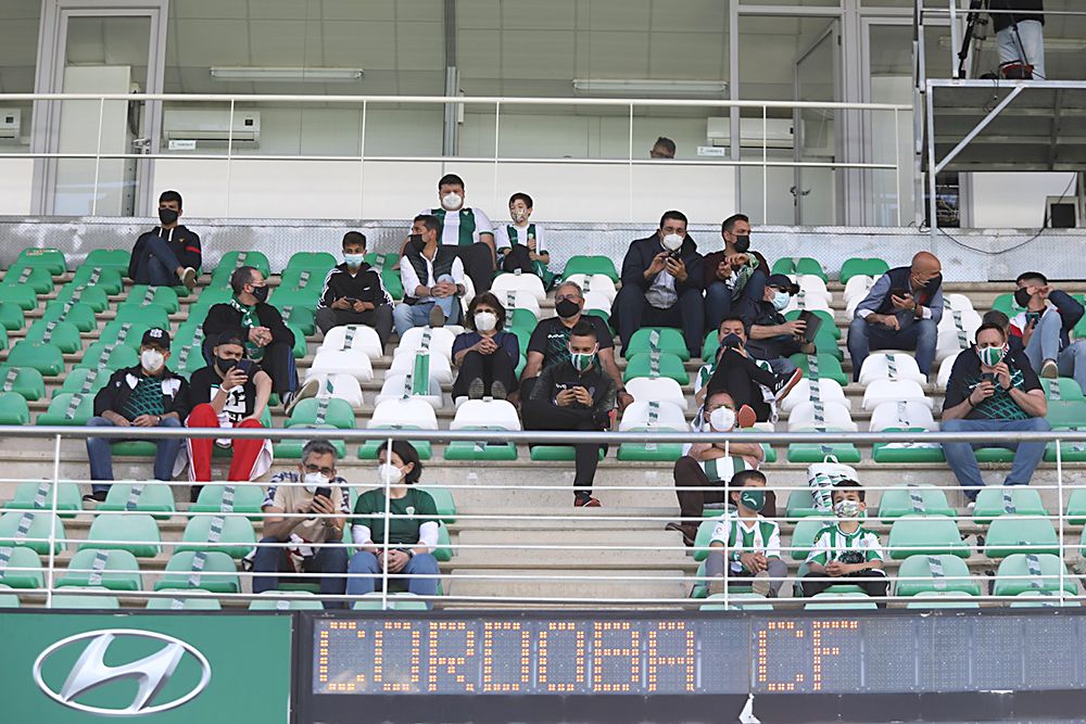 Aficionados asistentes al encuentro Córdoba CF-Balompédica Linense