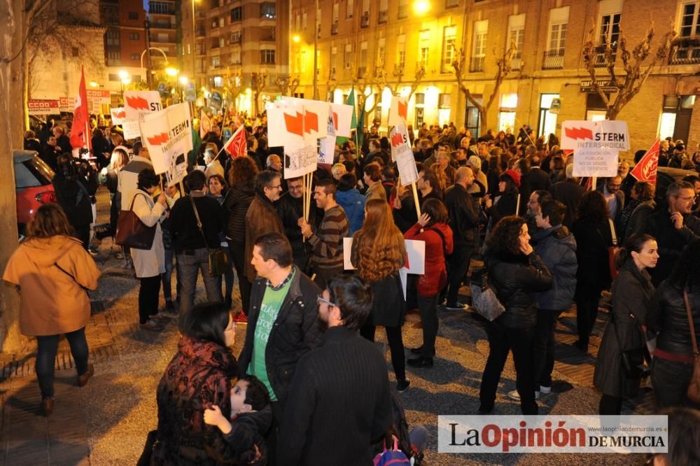 Varios centenares de manifestantes rechazan el concierto de Bachillerato y FP