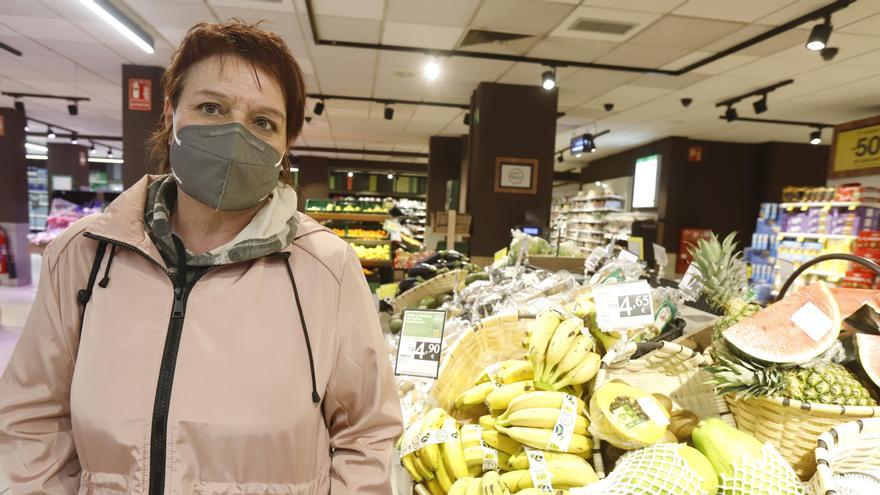 Marisa Bernal, ayer por la tarde, en el supermercado de Eroski en Doctor Cerrada. No ve bien que se pongan límites a la compra de alimentación.