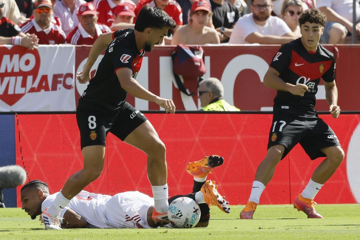 Morlanes lucha el balón con Sow en el encuentro de ida entre Sevilla y Mallorca.