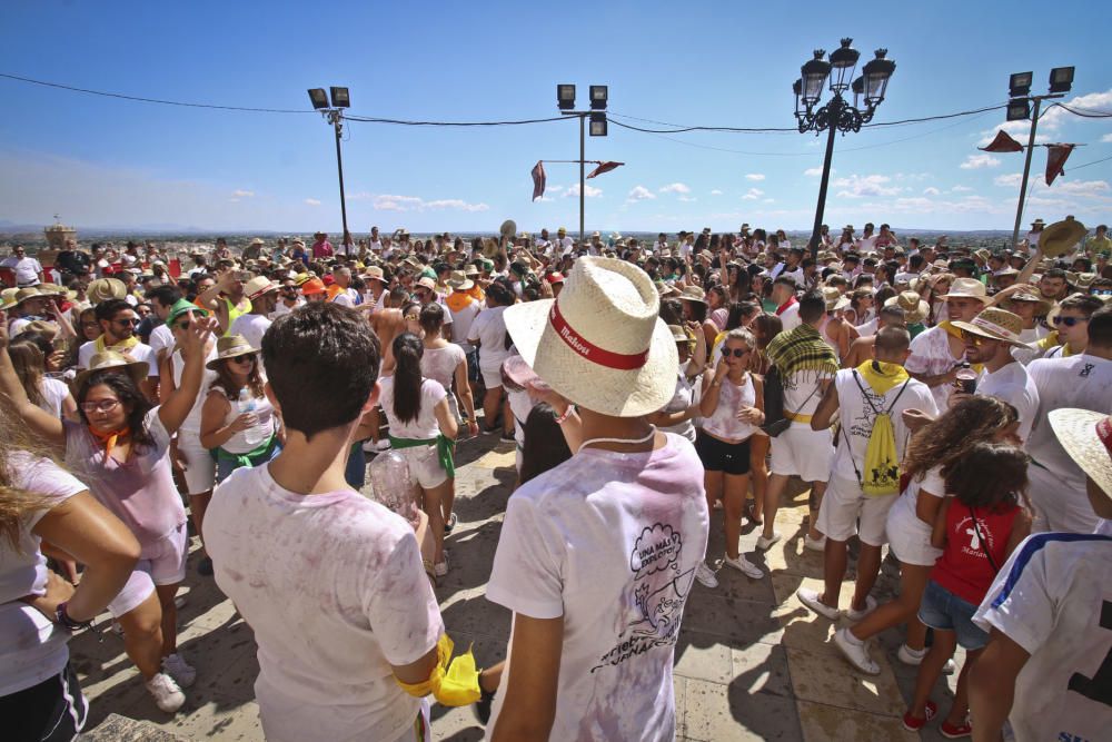 La ermita de San Roque congrega a decenas de personas para comenzar los festejos patronales y de Moros y Cristianos