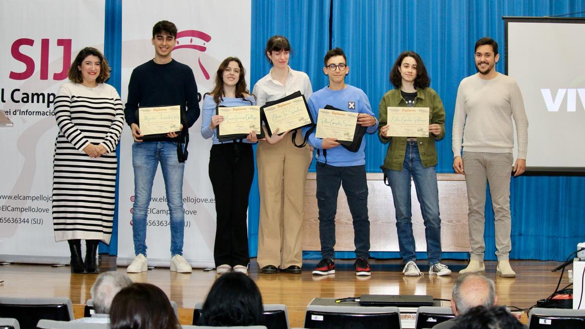 Premiados en el XXI Concurso de Literatura Joven de El Campello junto al concejal Cristian Palomares.