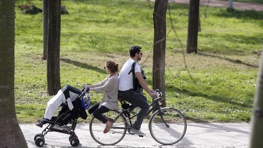 La mitad de los canarios apunta a la economía como freno para tener hijos