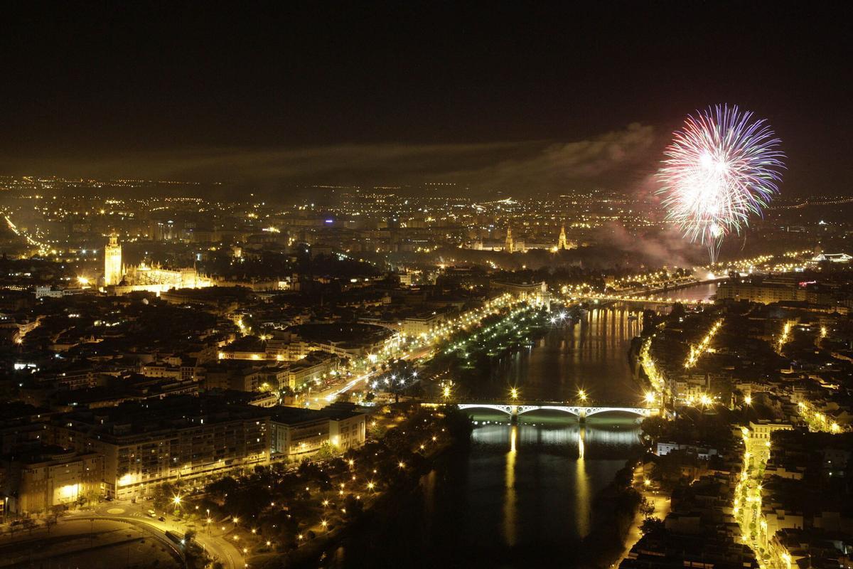 Fotografía facilitada por el Ayuntamiento de Sevilla, tomada desde la Torre Pelli, de los fuegos artificiales de la Feria de Abril de Sevilla