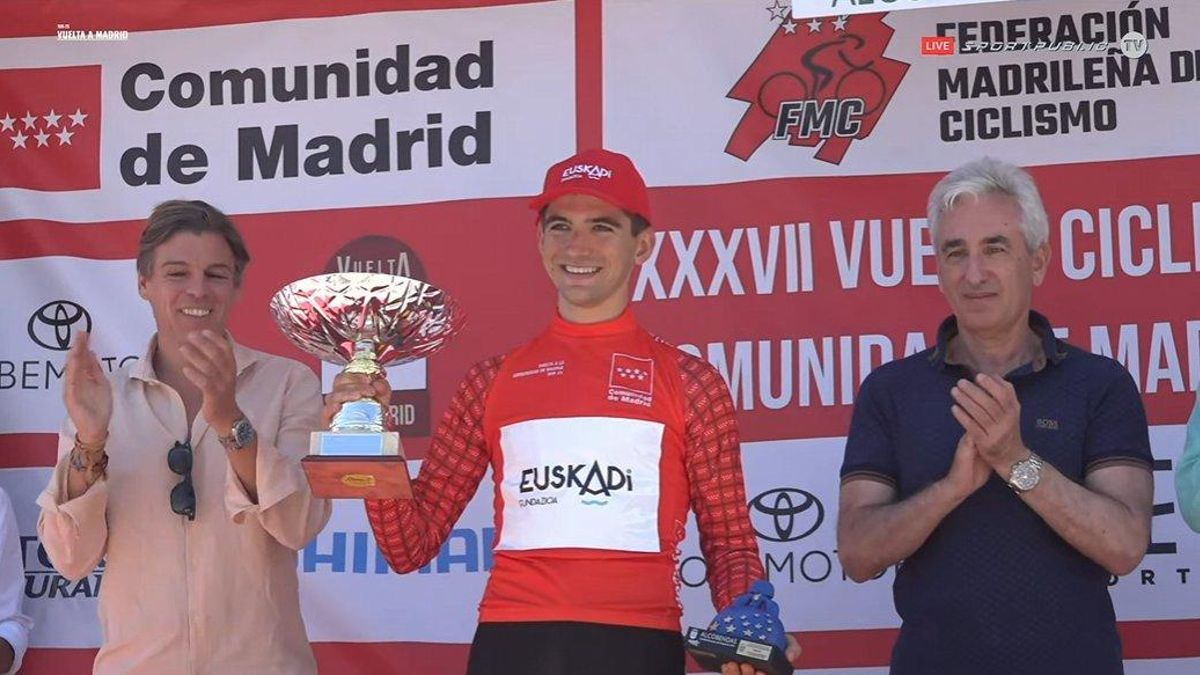 El ganador de la Vuelta a Madrid recoge su trofeo