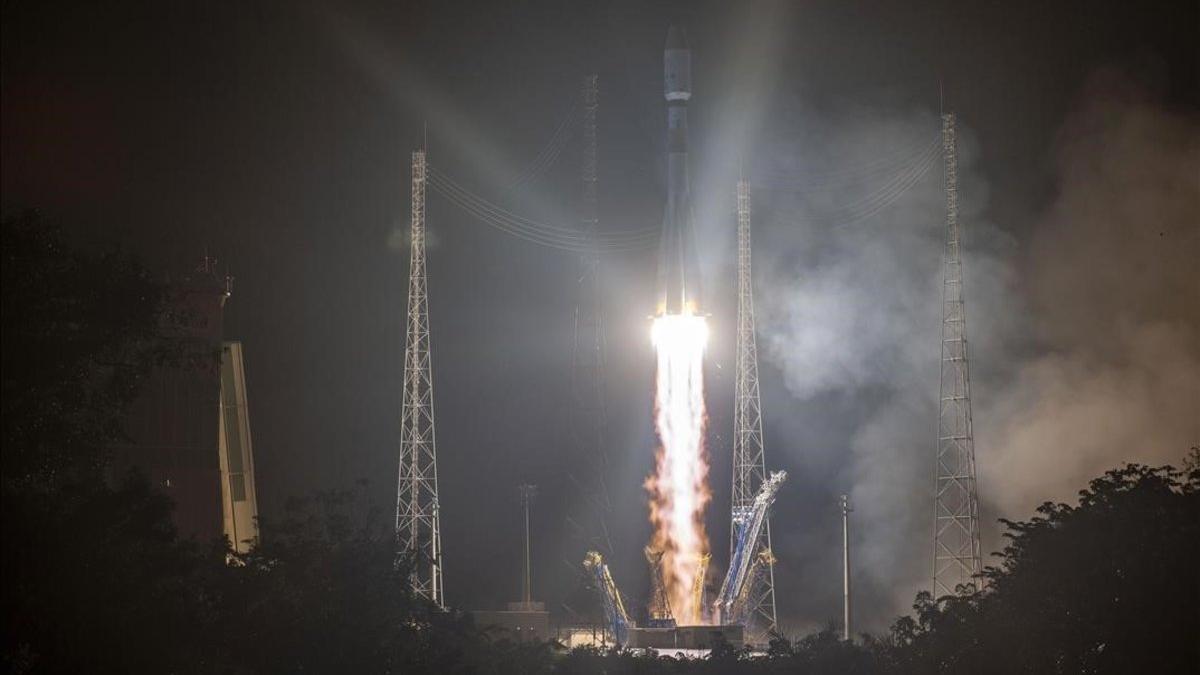 Lanzamiento del cohete Soyuz desde la base espacial de Kourou, en la Guyana francesa