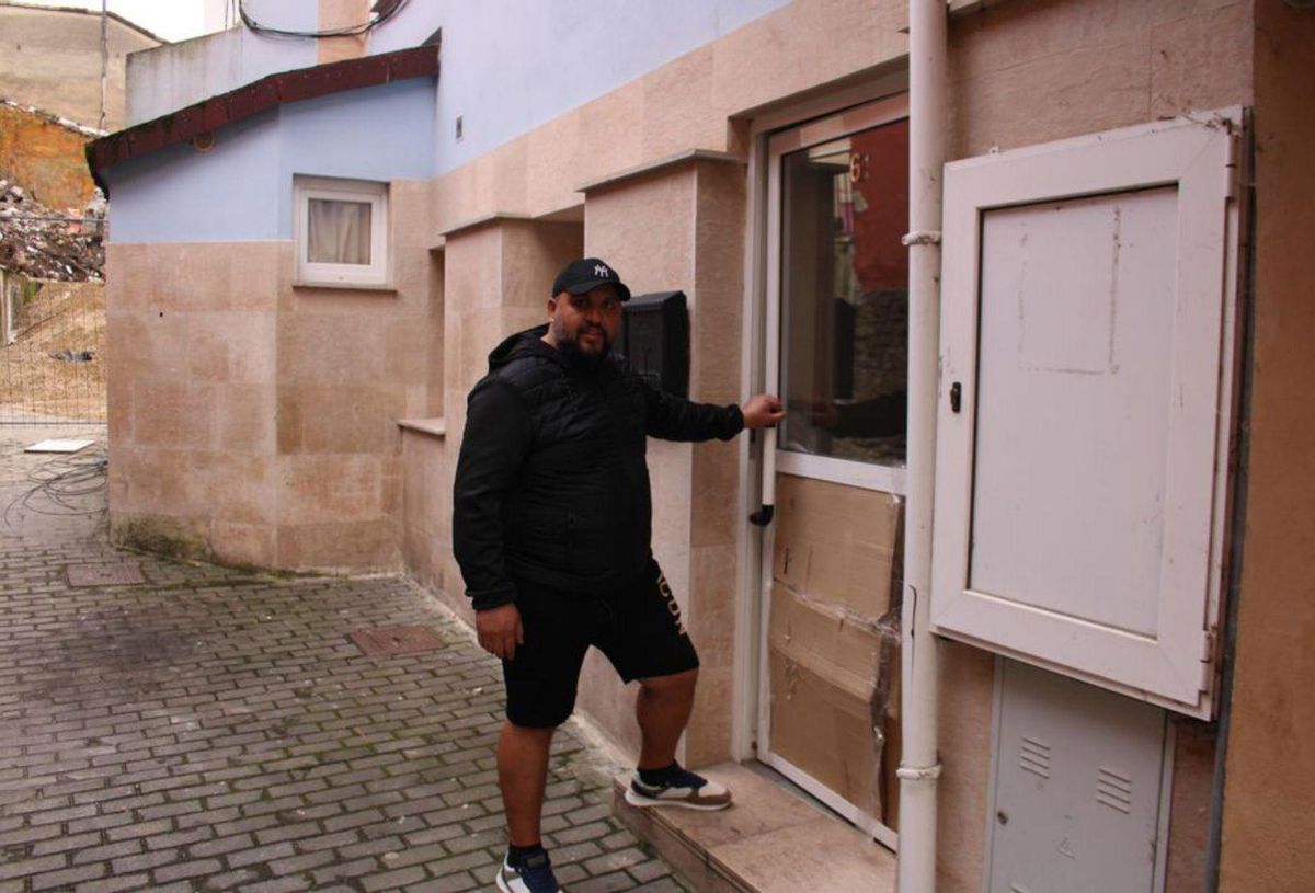 Robert Tiberie, llegando a su casa. | A. VELASCO