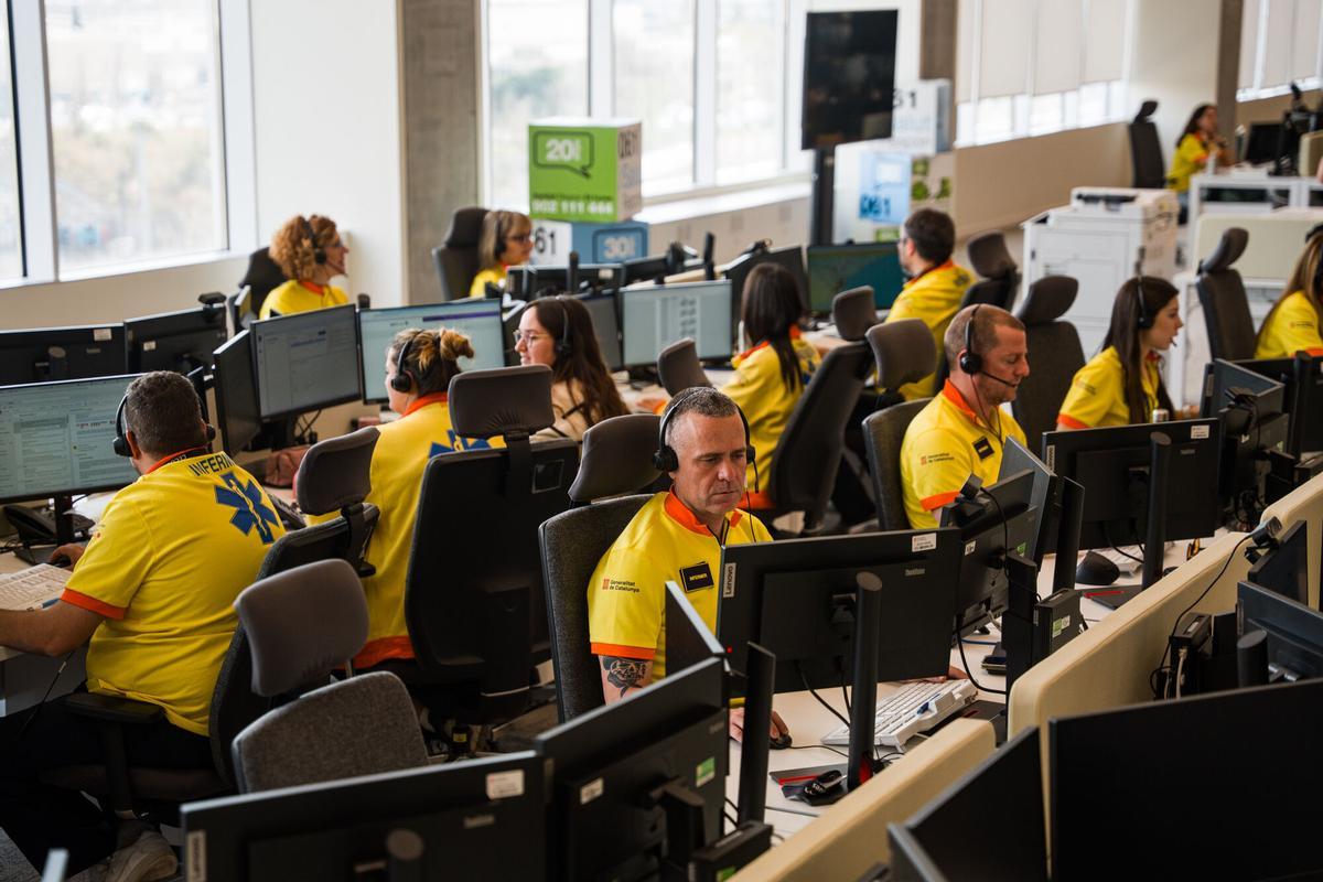 L'Hospitalet de Llobregat. 18/02/2026. Barcelona. El presidente Salvador Illa, junto a Olga Pané y Núria Parlon, inaugura la nueva sede del Sistema d'Emergències Mèdiques (SEM). AUTOR: Marc Asensio