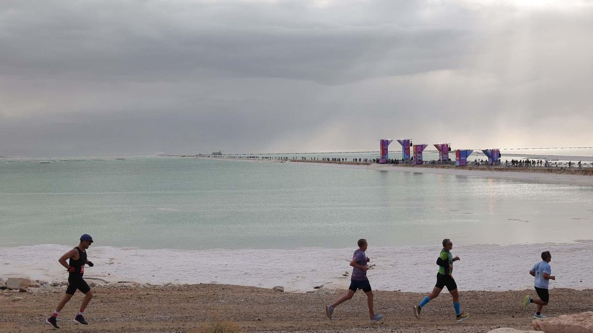 Ein Bokek (Israel), 07/02/2025.- Corredores en acción en el punto de partida de la 6ª Maratón del Mar Muerto en Ein Bokek, el Mar Muerto cerca de la frontera entre Israel y Jordania, Israel, el 07 de febrero de 2025. Según los organizadores, alrededor de 8.000 corredores participaron en la 6ª Maratón del Mar Muerto (Maratón, Jordania) EFE/EPA/ABIR SULTAN