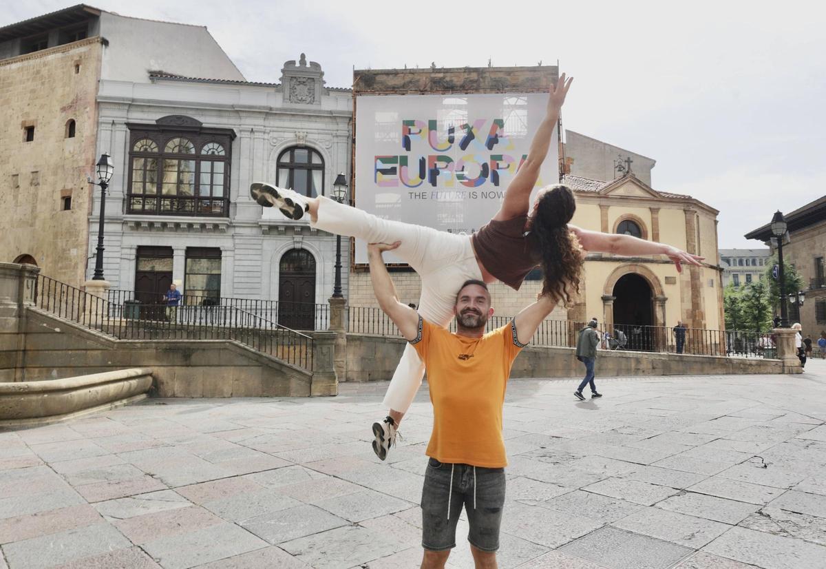 Dos bailarines delante de la lona promocional de la candidatura a Capital Europea de la Cultura 2031 en la plaza de la Catedral.