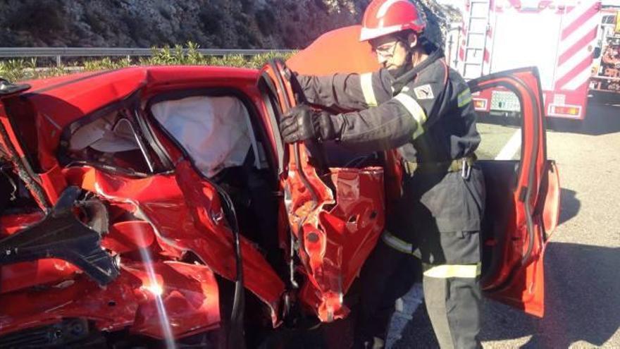 Un fallecido y cuatro heridos en un accidente múltiple en la AP7 en Alcalà