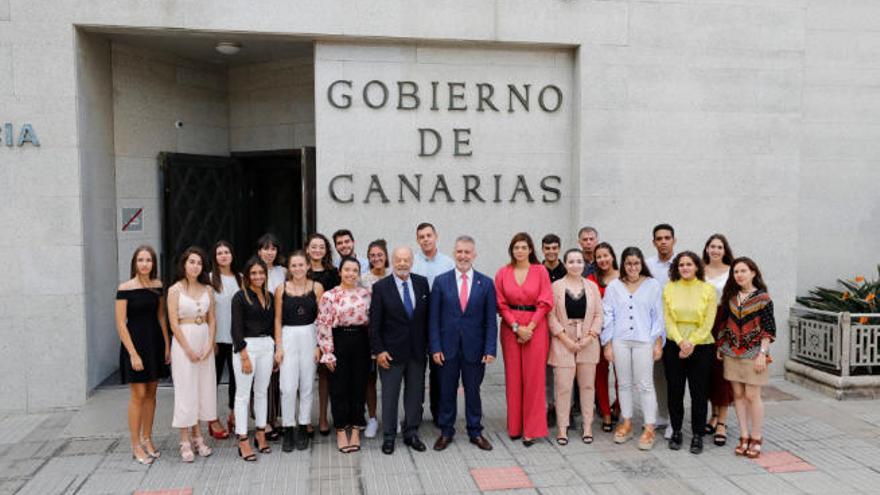 Foto de familia d e los 21 estudiantes premiados junto al presidente del Gobierno de Canaria s y el de la Fundación Disa. ambos en el centro de la imagen.