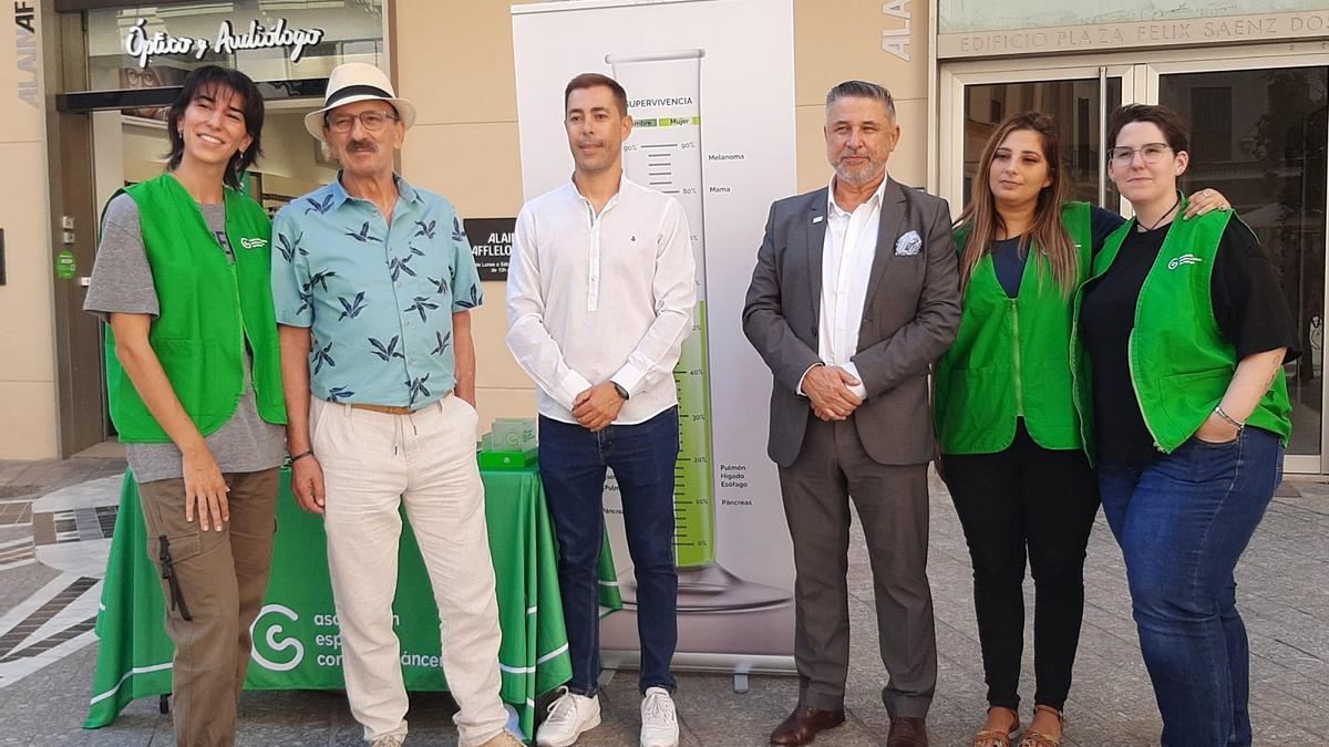 Miembros y voluntarias de la AECC de la provincia de Málaga junto a Antonio Fernández, paciente de cáncer de hígado