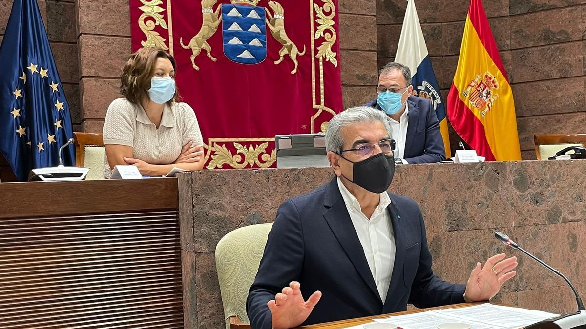 El vicepresidente del Gobierno de Canarias, Román Rodríguez, en comisión parlamentaria.