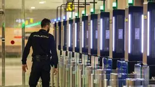 Interior refuerza los controles de los grandes aeropuertos con 151 policías más en Semana Santa