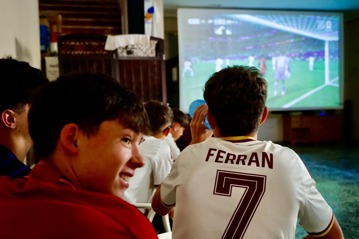 El primo segundo de Ferran, de espaldas, con el nombre en la camiseta.