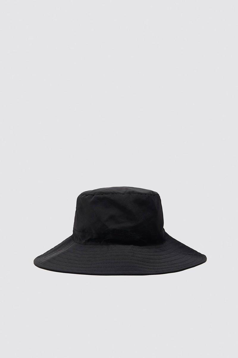 Gorro bucket negro de Zara (precio: 3,99 euros)