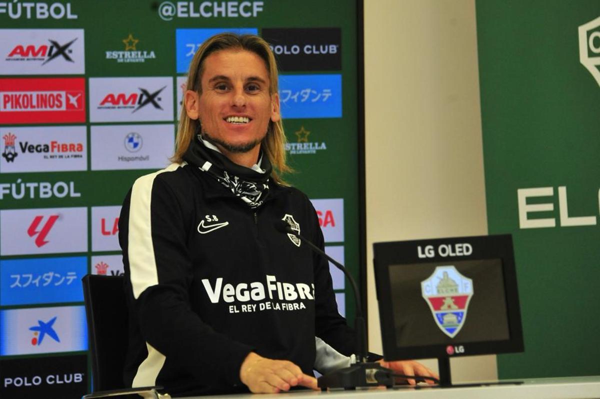 El técnico argentino sonriente, durante su comparecencia