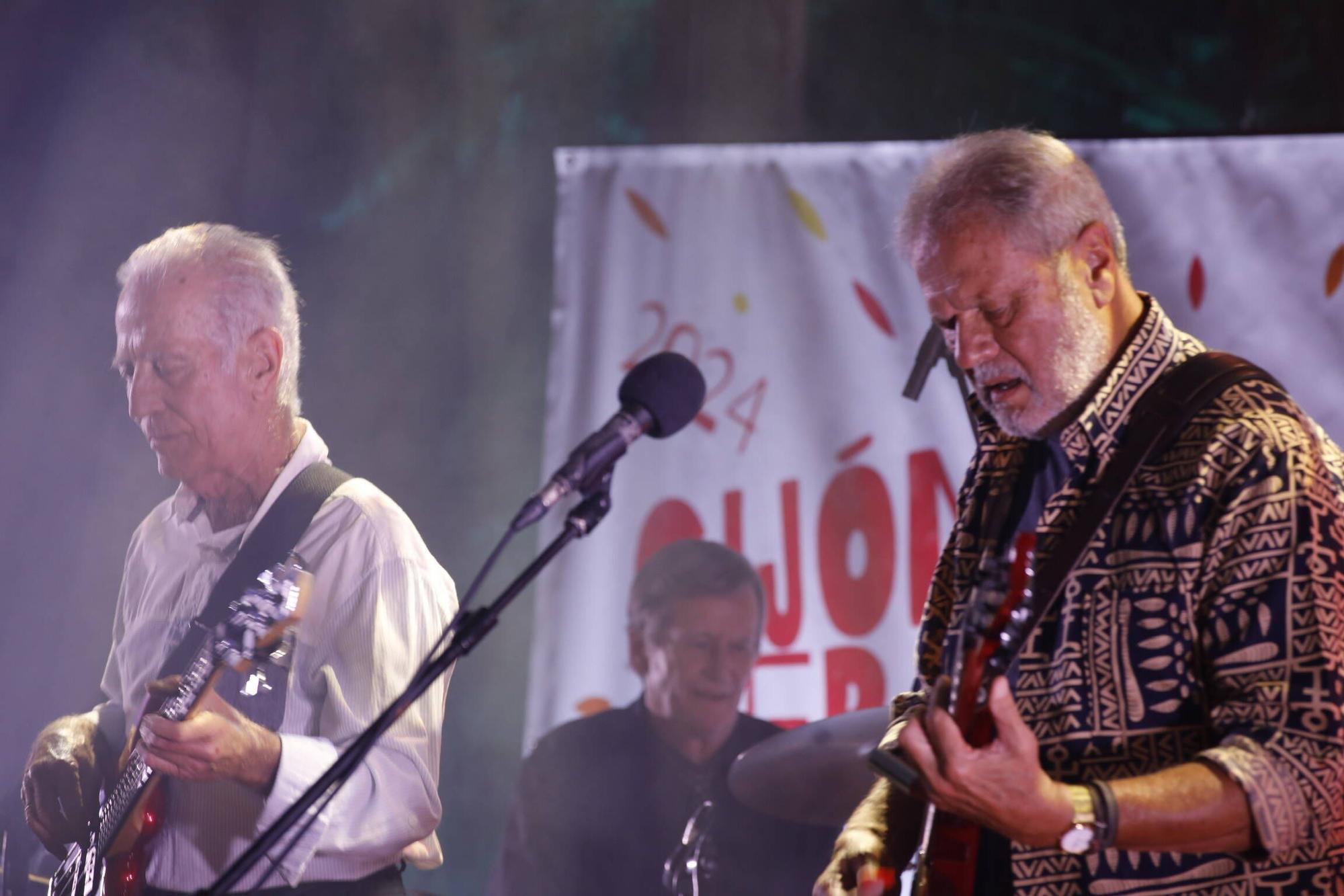 El grupo gijonés "Plana Mayor" abre los conciertos del Jardín Botánico (en imágenes)