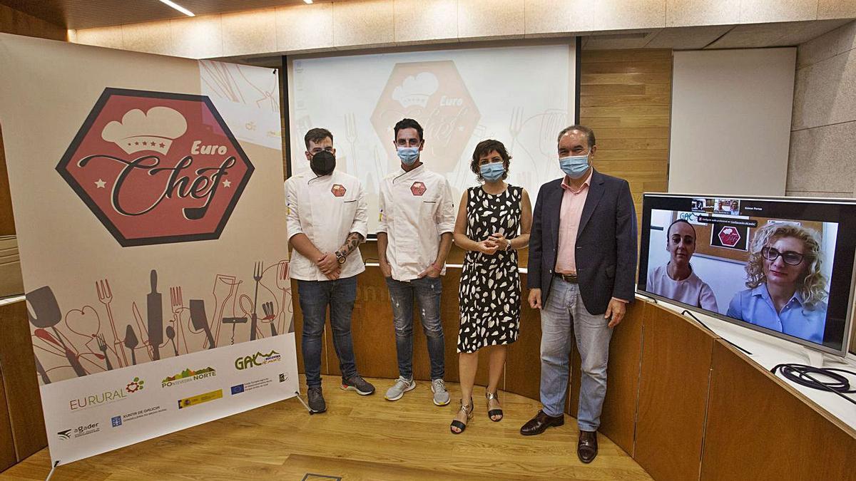 Álex Iglesias, Iván Méndez, Sandra González y José Crespo, ayer, en la presentación en Tomiño, con las representantes de Rumanía (Monica Prumdeam y Alina Cretu) en la pantalla.