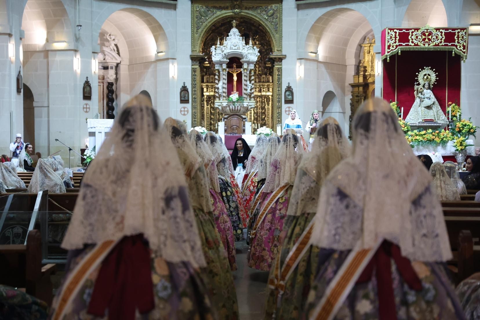 Berta y la corte completan la Ofrenda de Alicante