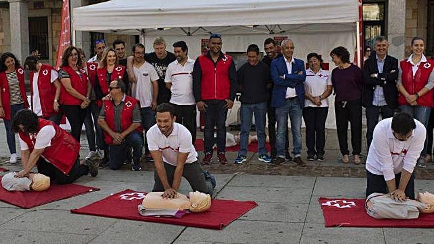 Técnicos, directivos y voluntarios de Zamora, en la demostración de la plaza de la Constitución, ayer.