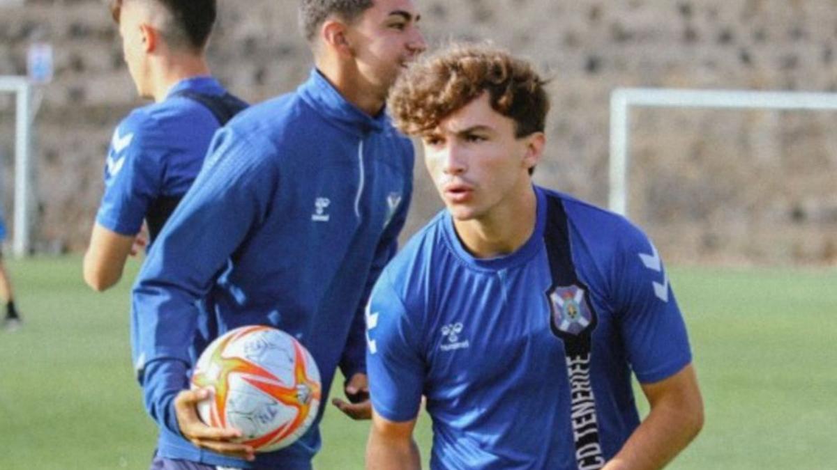 Dos jugadores del filial tinerfeñista en un entrenamiento. | | CDT