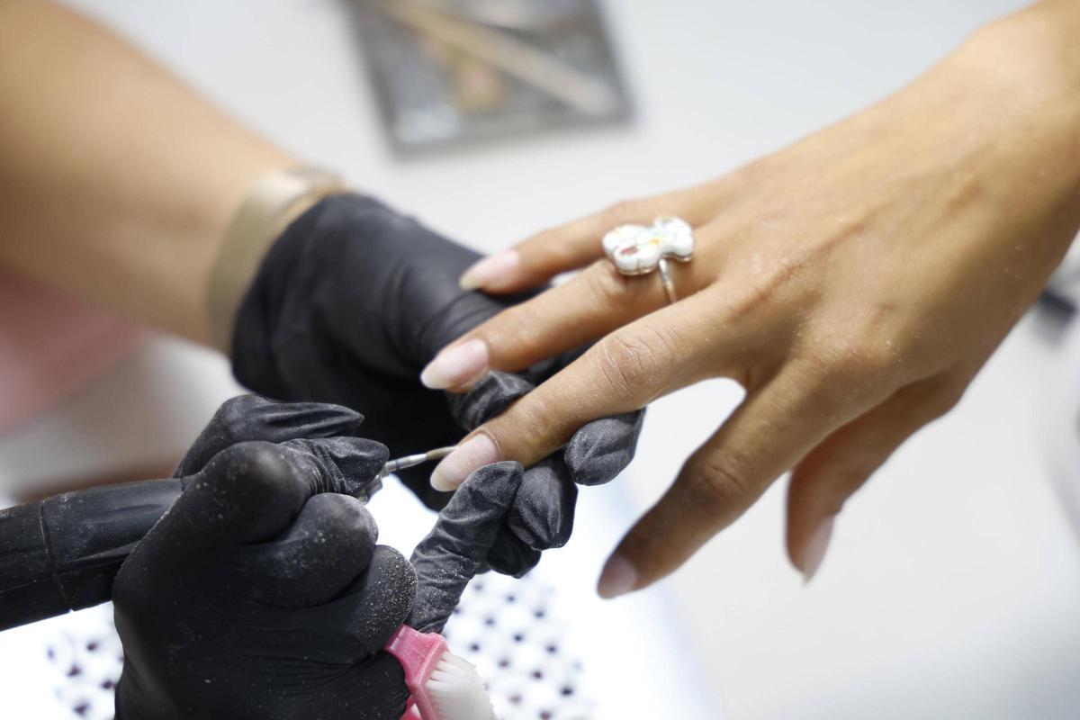 Imatge de detall d'una manicura russa al centre Glowie