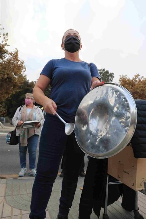 Hosteleros protestan en Cartagena por el cierre de los bares