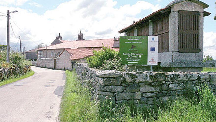 Casa rectoral de Castro de Beiro, donde Cáritas desarrolla un programa de integración laboral.