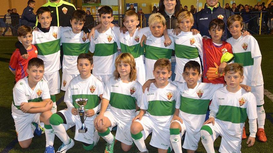 Los benjamines del Elche con su trofeo de campeón