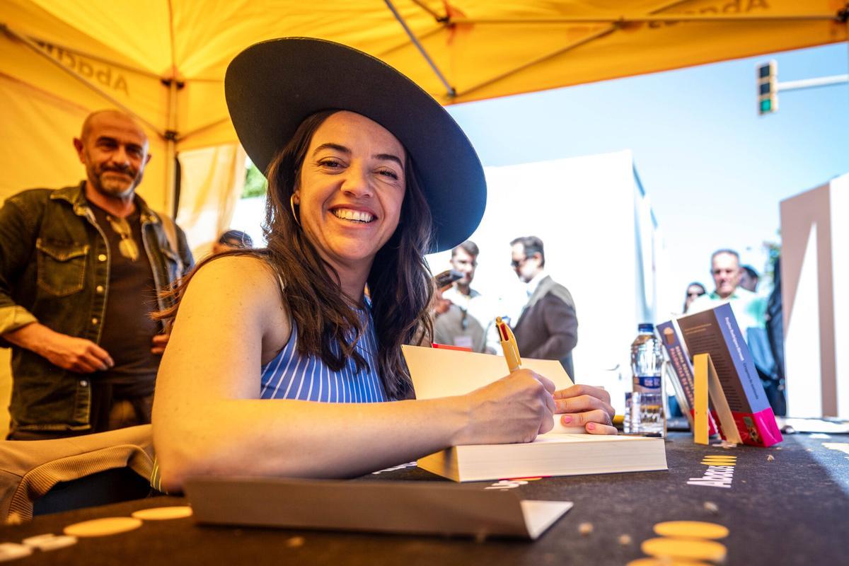 Lista provisional de los libros más vendidos de Sant Jordi 2026: Regina Rodríguez Sirvent, Eduardo Mendoza, Gil Pratsobrerroca y Fernando Aramburu