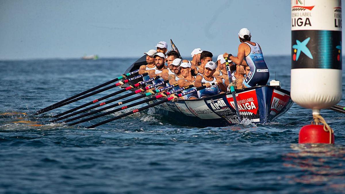 La tripulación de la SD Tirán, ayer, en la regata de Ondarroa. |  // LIGA ACT