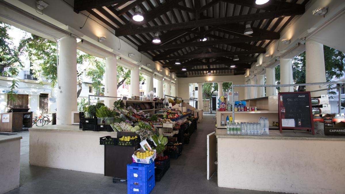 El interior del Mercat Vell, a los pies de las murallas de Vila.