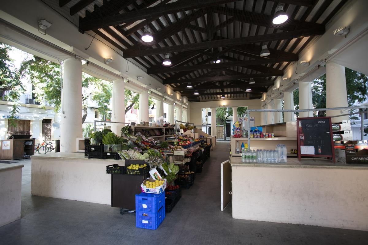 El interior del Mercat Vell, a los pies de las murallas de Vila.