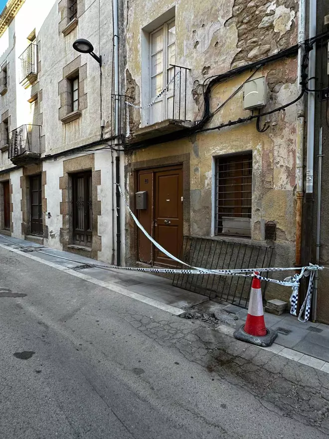 Les fotos de l'accident d'un camió contra un edifici a Santa Coloma de Farners