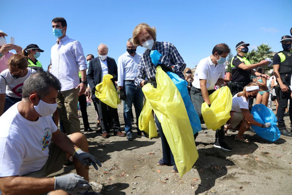 La Reina Sofía participa en una recogida de residuos en una playa de Rincón