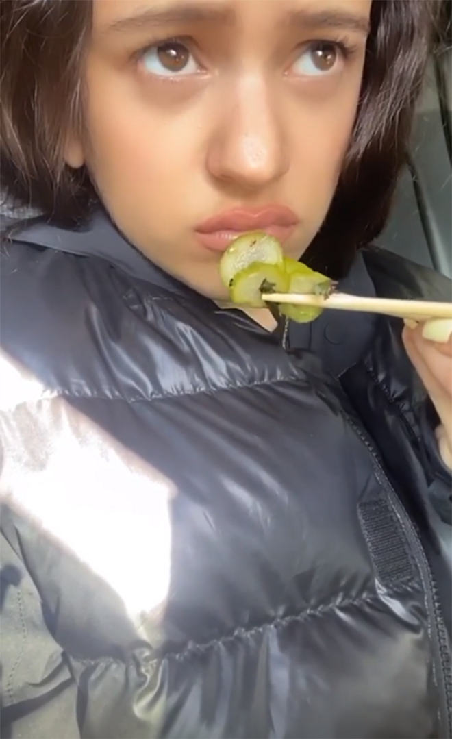 Rosalía comiendo pepino