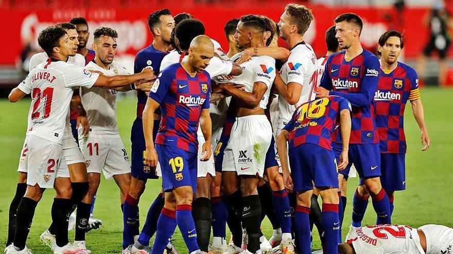 Los futbolistas de ambos equipos durante una trifulca en el partido de ayer.