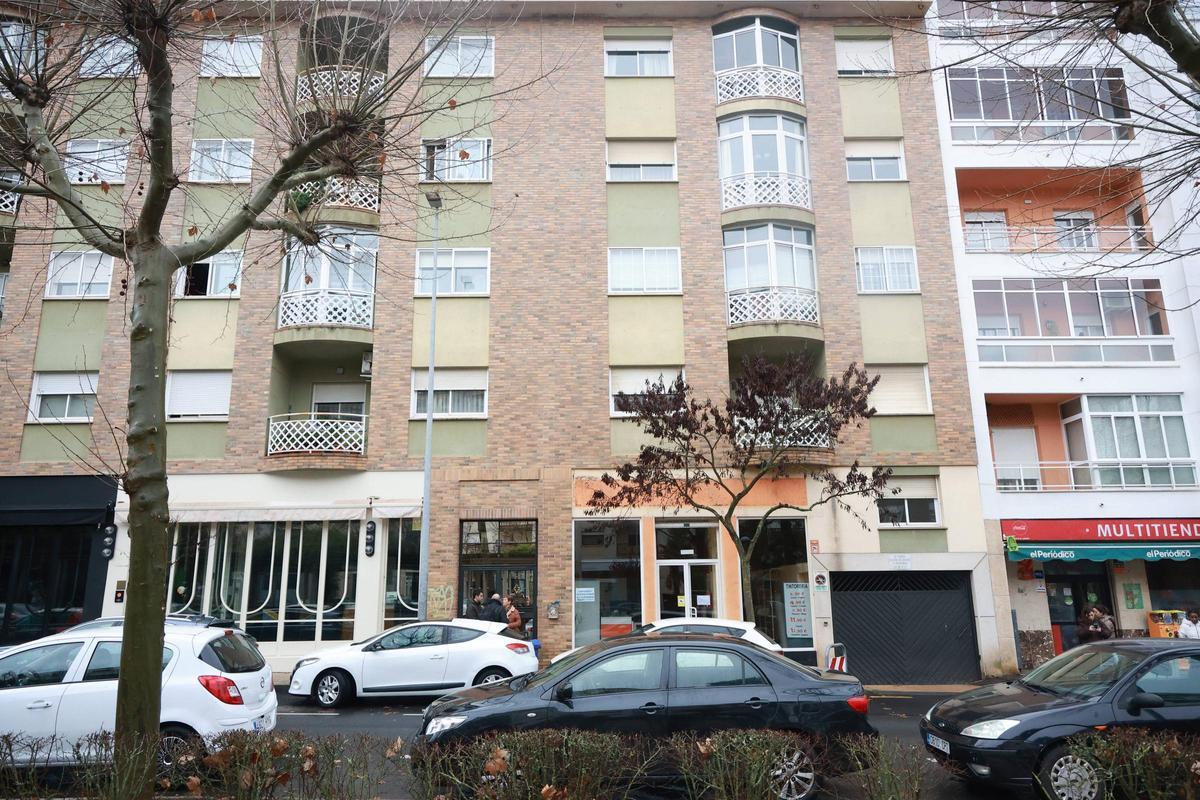 Conmoción en la avenida de París de Cáceres por la muerte de un joven