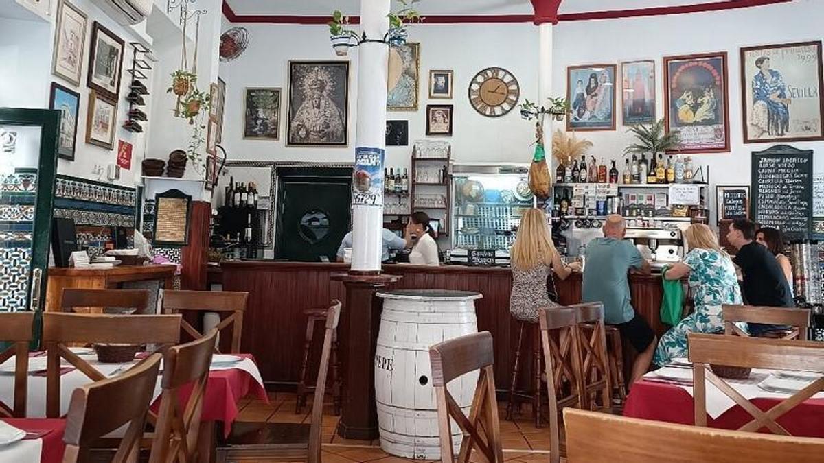 Bar Dueñas, el negocio de Sevilla que nació como ultramarinos hace un siglo y es famoso por sus albóndigas y espinacas con garbanzos