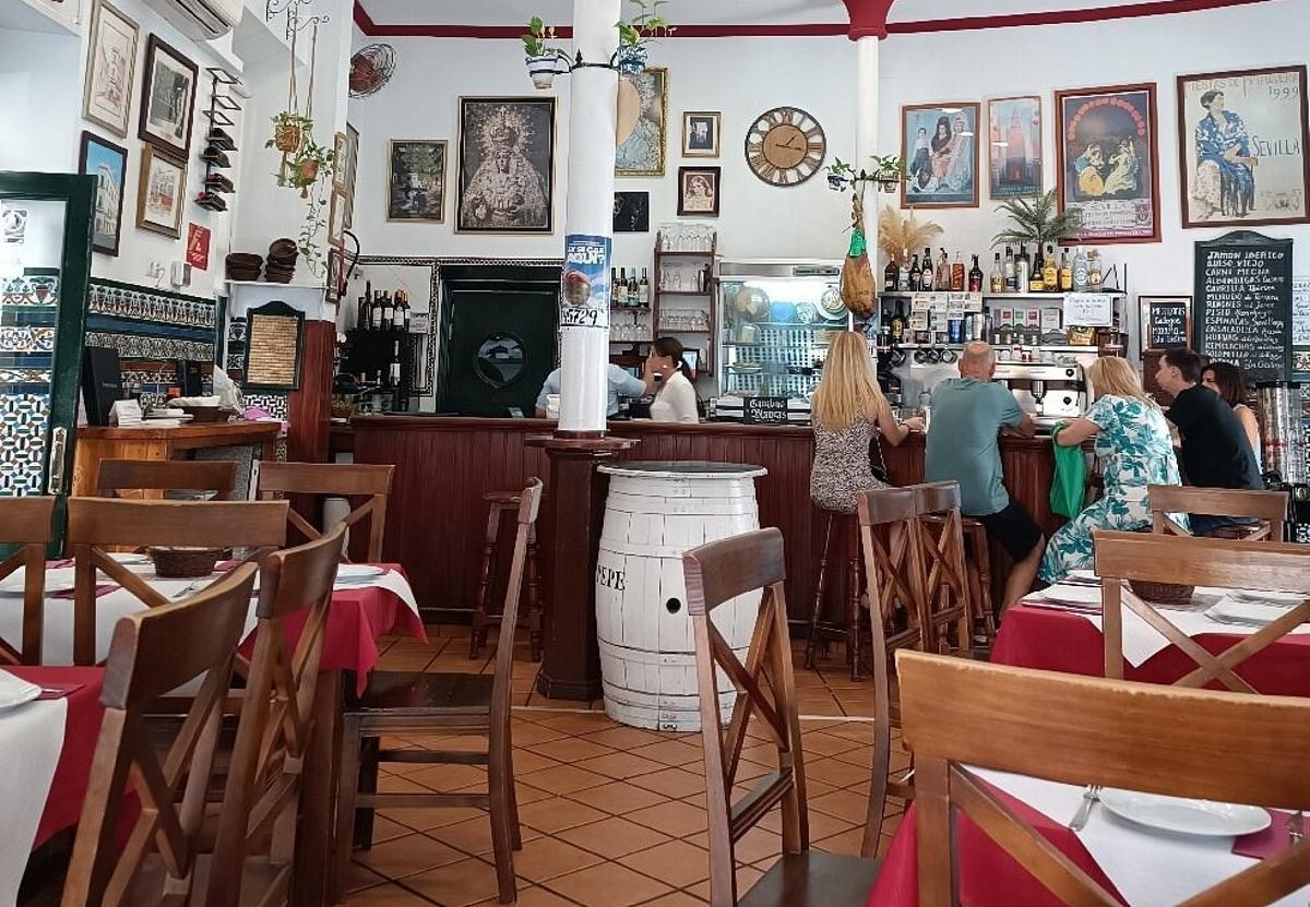 Bar Dueñas, el negocio de Sevilla que nació como ultramarinos hace un siglo y es famoso por sus albóndigas y espinacas con garbanzos