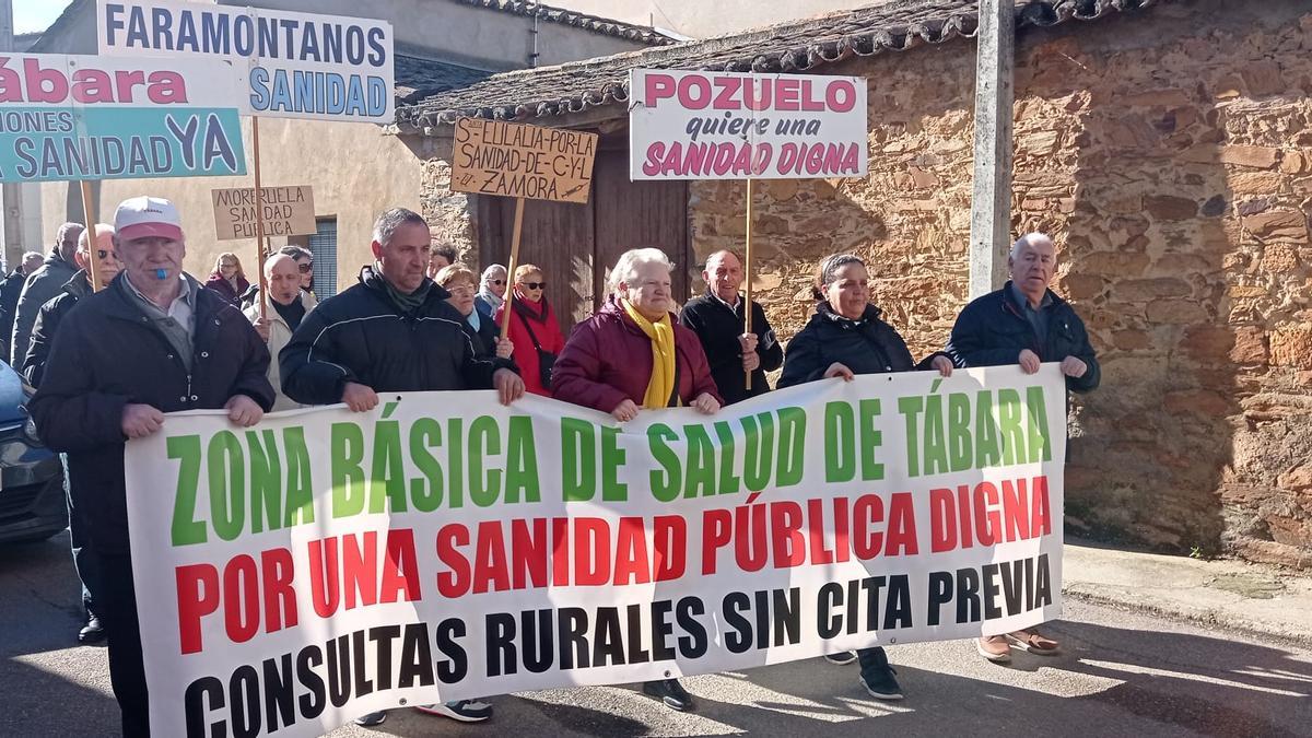 Vecinos de la zona básica de salud de Tábara en una manifestación en defensa de la sanidad pública.