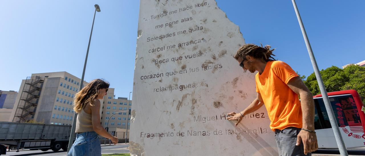 Los artistas, junto al monumento que se está instalando en el cruce de Gran Vía y Maestro Alonso