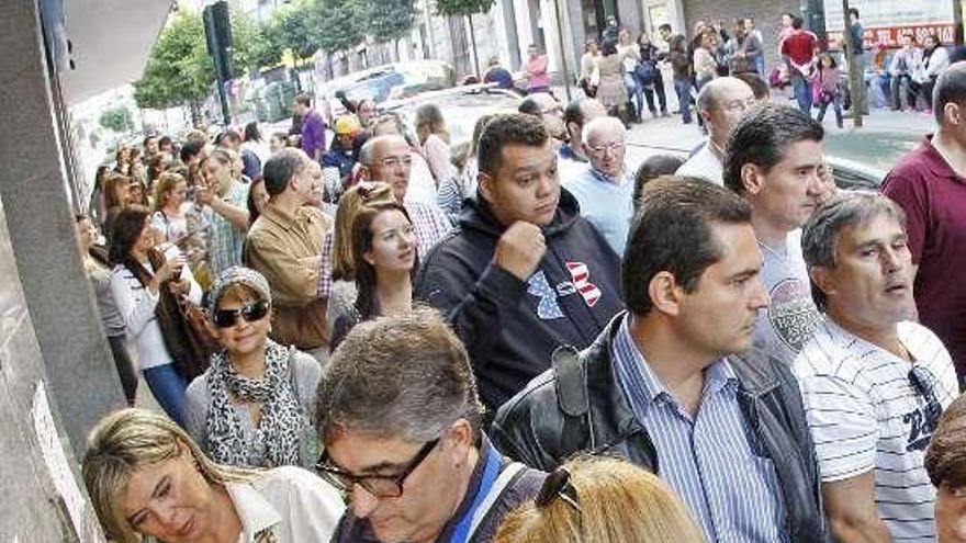 Votantes ayer a las puertas del consulado.  // Marta G.Brea