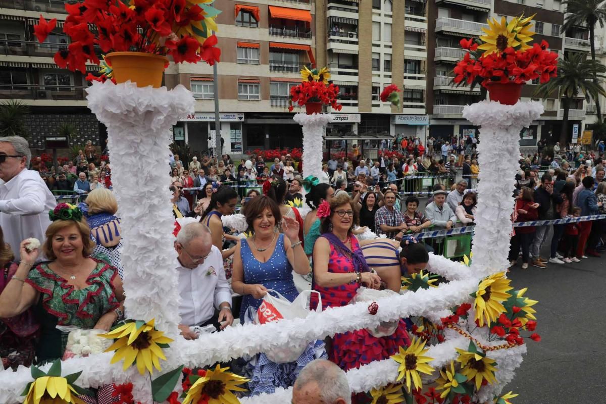 Miles de cordobeses participan en la Batalla de las Flores