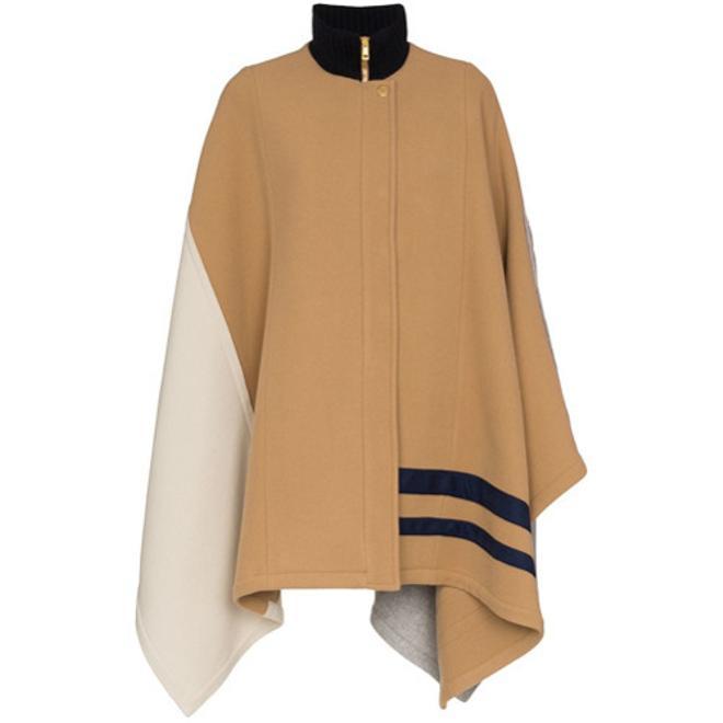 Capa de Chloé estilo poncho en color camel que forma parte del vestidor de Melania Trump