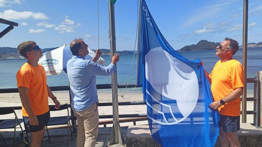 Izado de la bandera azul en la playa de Cabeceira (Poio). | FDV