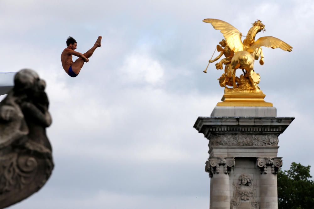 Un hombre salta al río Sena desde el puente Alexandre III con motivo de la celebración de las Jornadas Olímpicas Internacionales en París